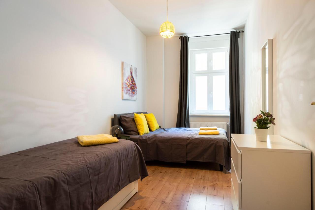 Freshly Renovated 2Br&Lr+Walk-In Rainshower Apartment Берлин Екстериор снимка